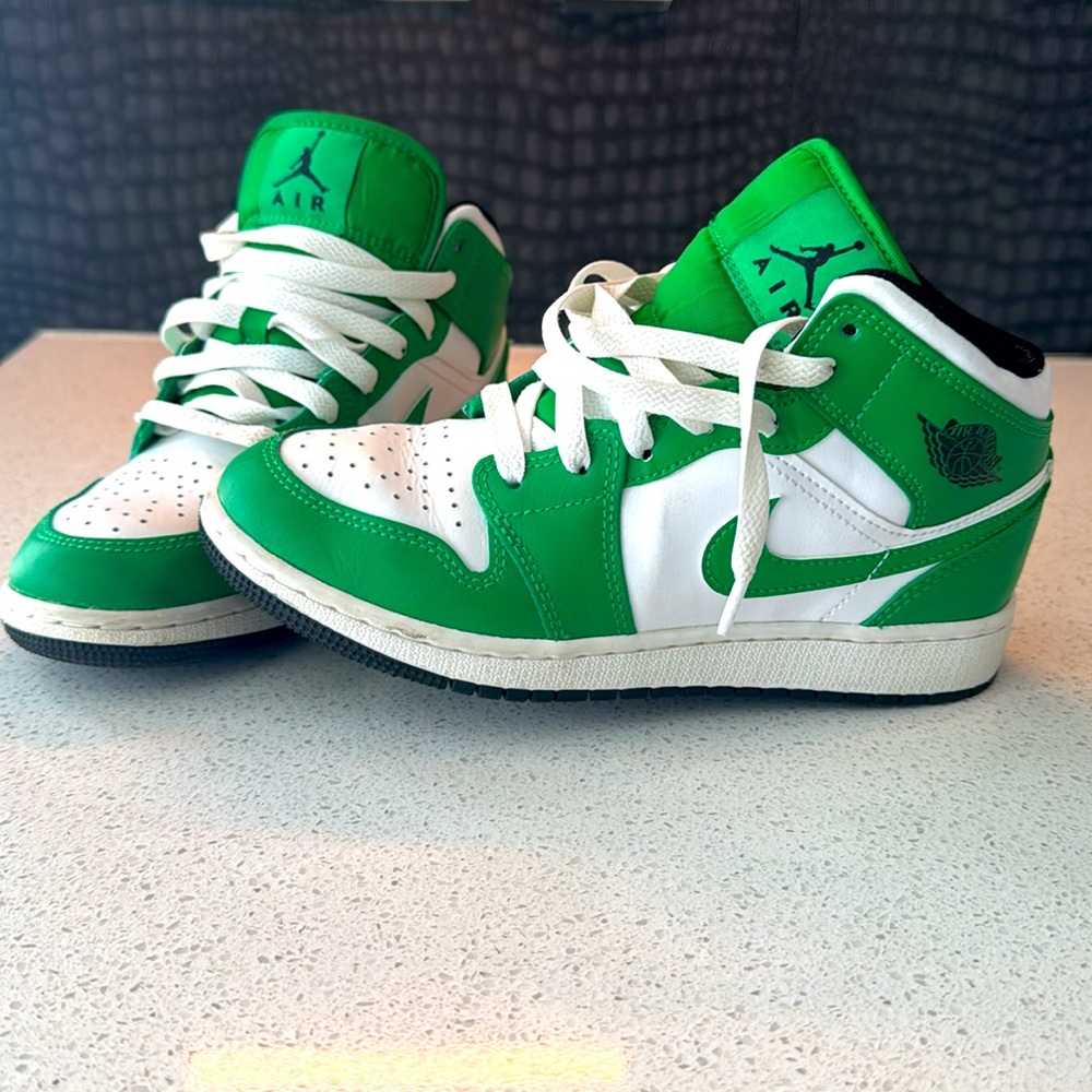 🍀 NIKE Air Jordan 1 Mid KIDS Sneakers NEW Lucky Green Unisex size 4 St Patrick’s